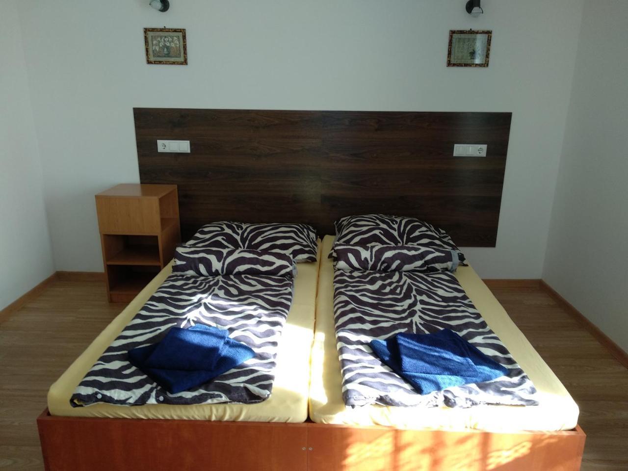 Acopark Vendeghaz Hotel เดเบรตเซน ภายนอก รูปภาพ